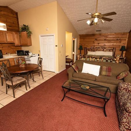 Cabin Close To Parkway Rd With River View Pigeon Forge Exterior photo