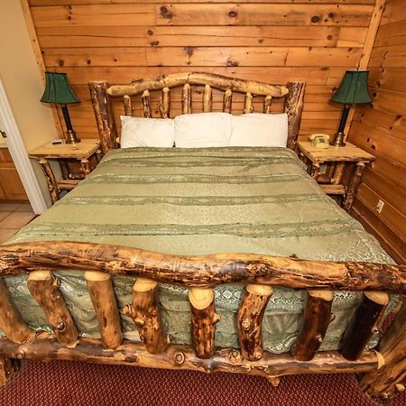 Cabin Close To Parkway Rd With River View Pigeon Forge Exterior photo