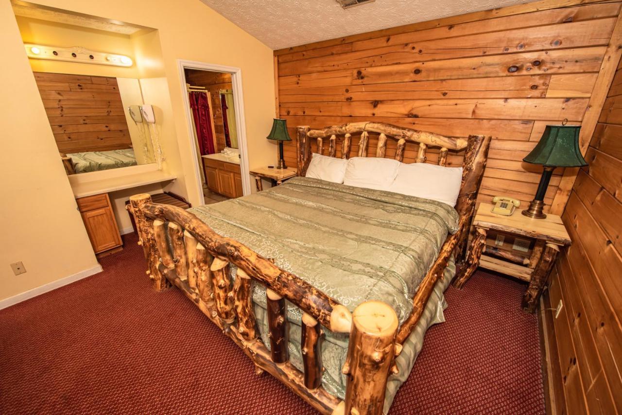 Cabin Close To Parkway Rd With River View Pigeon Forge Exterior photo