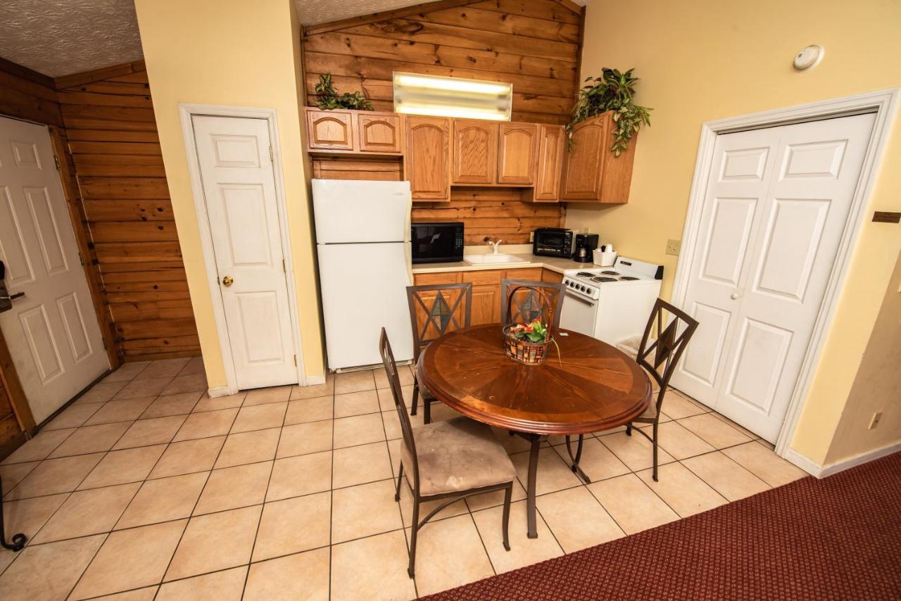Cabin Close To Parkway Rd With River View Pigeon Forge Exterior photo