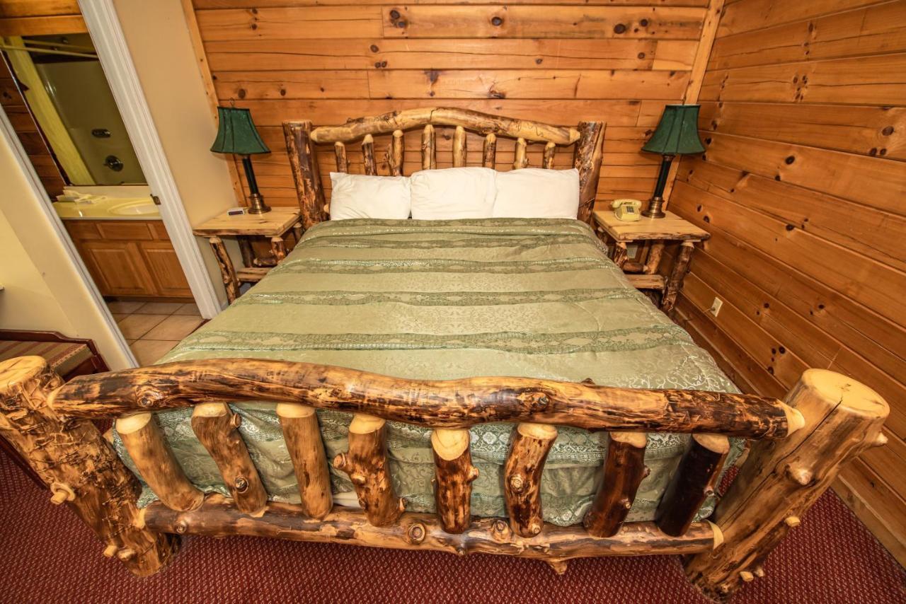 Cabin Close To Parkway Rd With River View Pigeon Forge Exterior photo