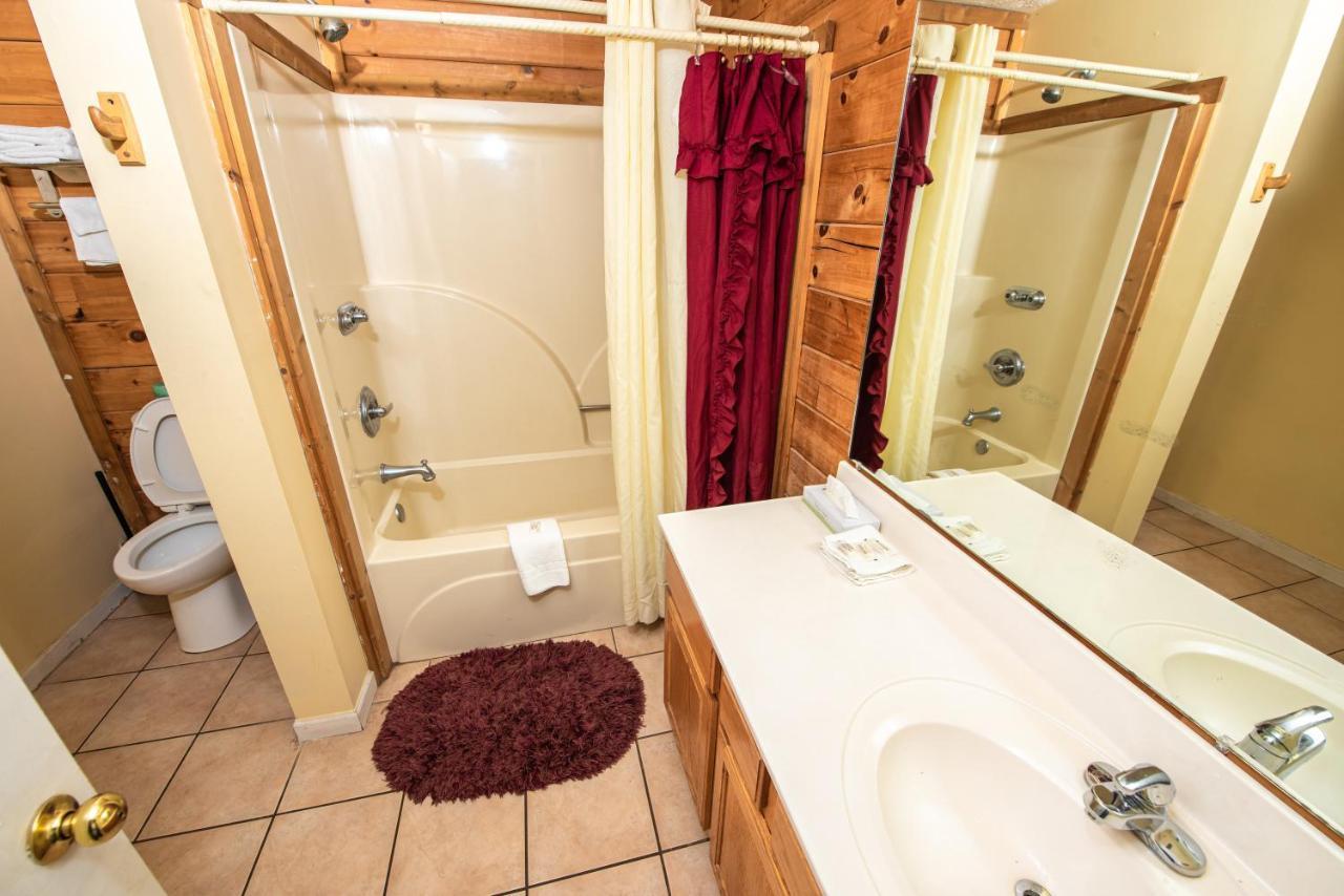 Cabin Close To Parkway Rd With River View Pigeon Forge Exterior photo