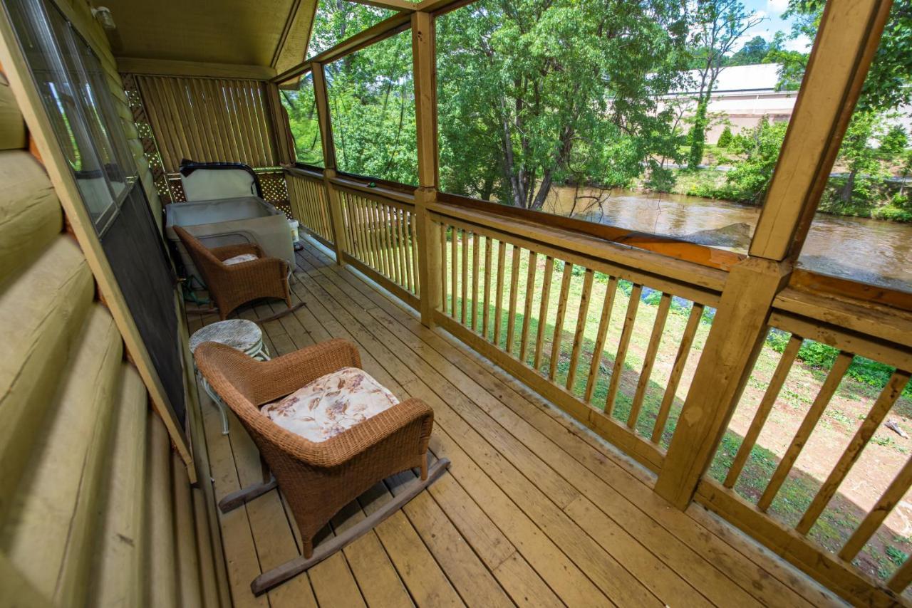 Cabin Close To Parkway Rd With River View Pigeon Forge Exterior photo