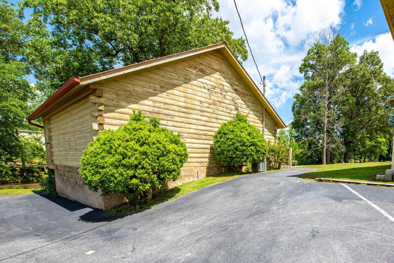 Cabin Close To Parkway Rd With River View Pigeon Forge Exterior photo