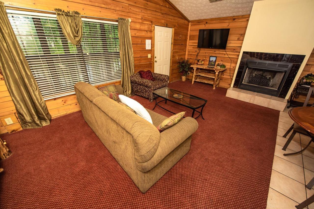 Cabin Close To Parkway Rd With River View Pigeon Forge Exterior photo