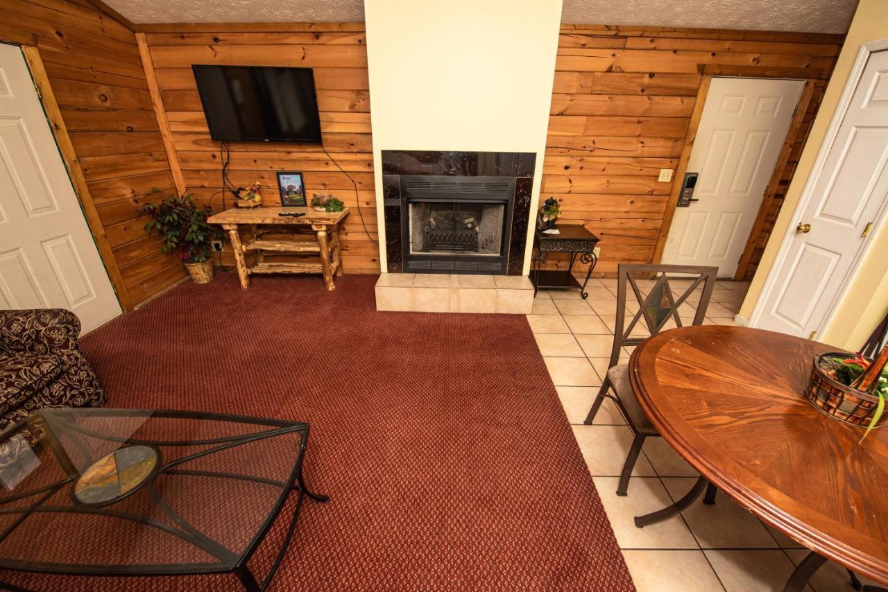 Cabin Close To Parkway Rd With River View Pigeon Forge Exterior photo